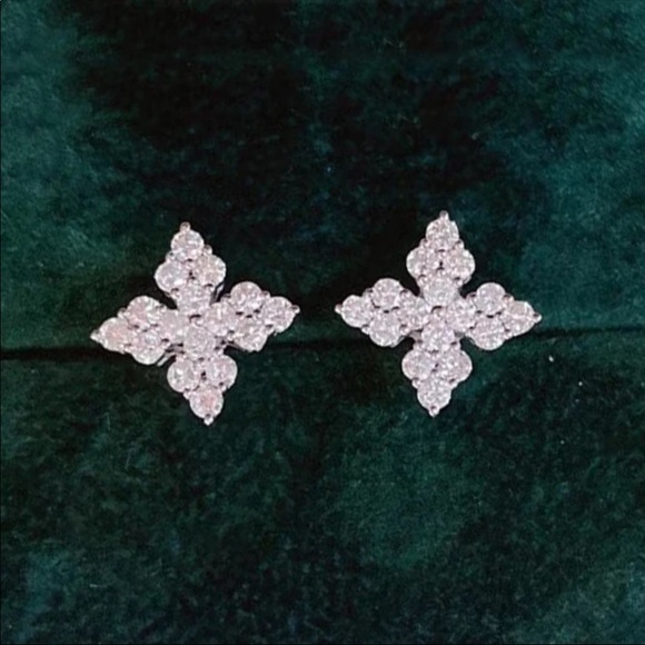 New Women’s 925 Silver Bling Flower CZ Earrings - Picture 2 of 6